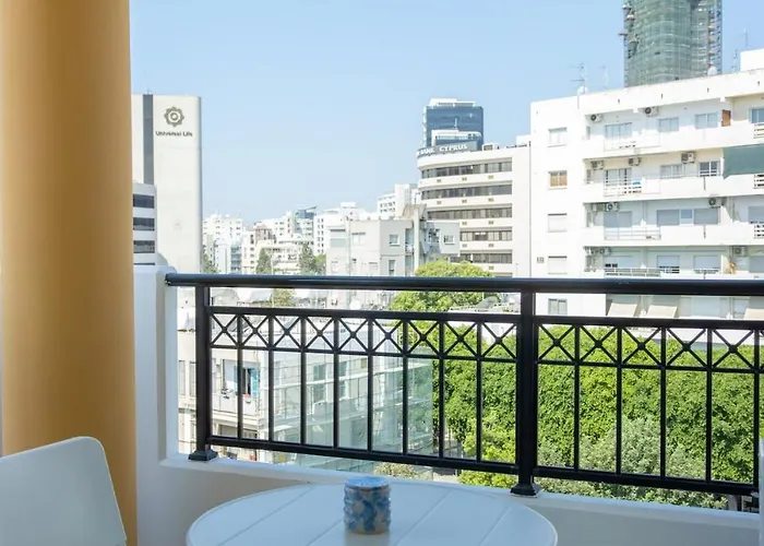 Stylish Modern Center 尼科西亚